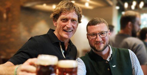 Jan Niewodniczanski und Brian Grossman stoßen an