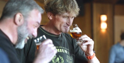 Jan Niewodniczanski und Stefan Meyna bei einer Bierverkostung in der Sierra Nevada Brewery