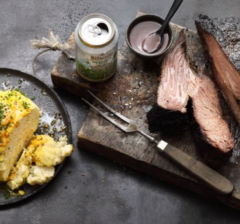 Bitburger grillt: Bitburgers Brisket mit gegrilltem Hopfenkohl