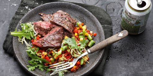 Bitburger grillt: Skirt-Steak mit Paprika-Bohnensalat