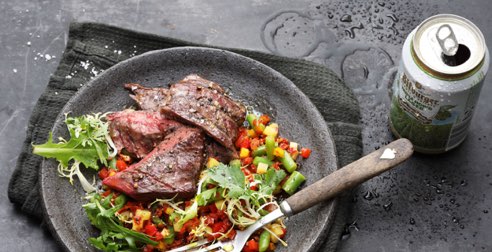 Bitburger grillt: Skirt-Steak mit Paprika-Bohnensalat