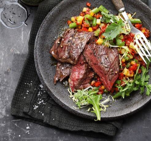 Bitburger grillt: Skirt-Steak mit Paprika-Bohnensalat